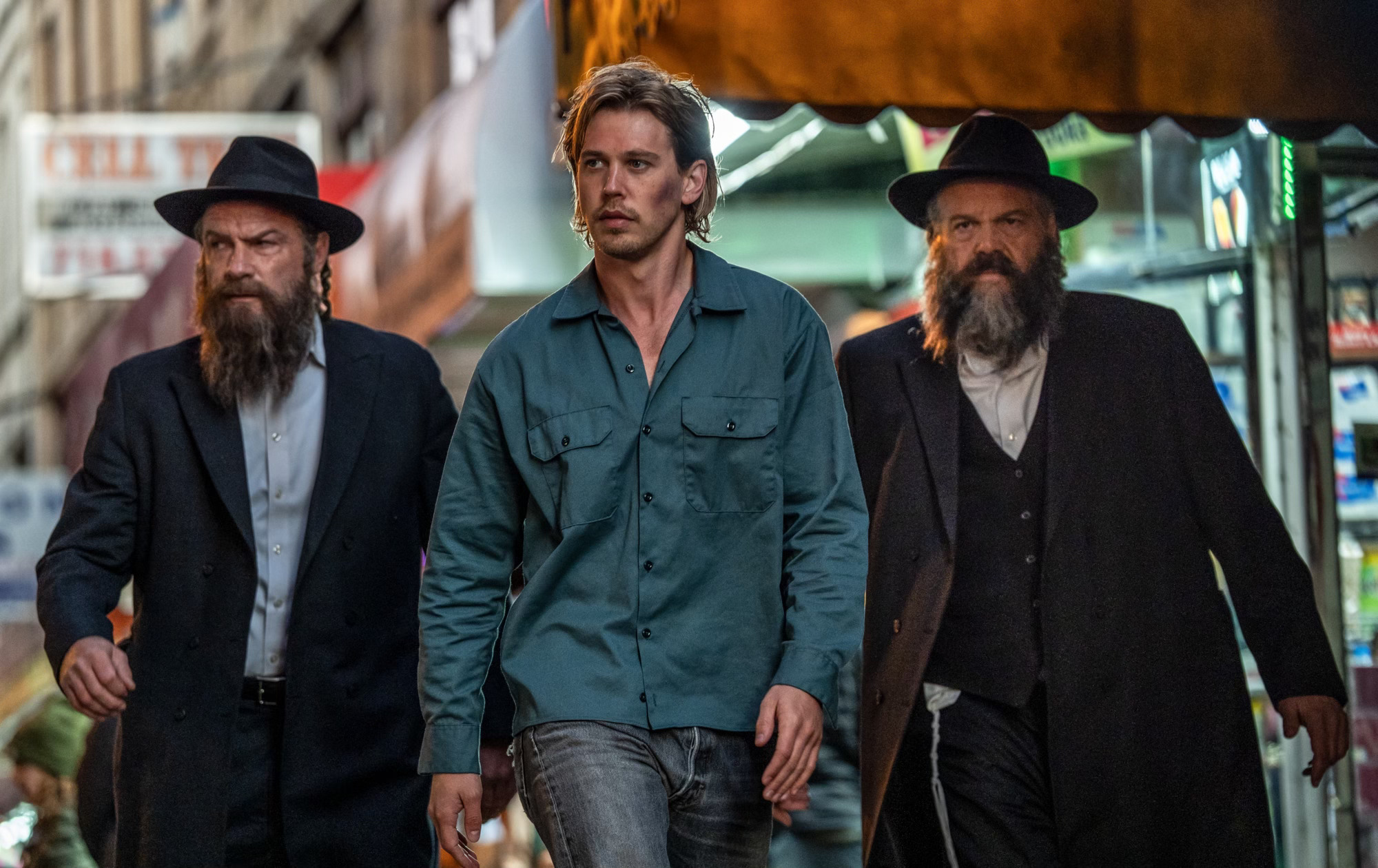 Hank (Austin Butler, center) works with Lipa (Liev Schreiber, left), and Shmully (Vincent D'Onofrio, right) in Caught Stealing.